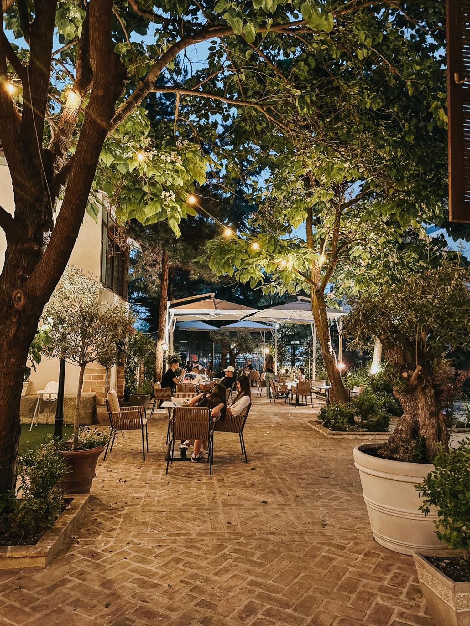 פוגרדץ Seven Cafe & Hotel מראה חיצוני תמונה