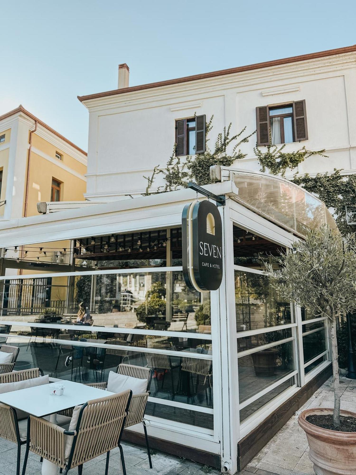 פוגרדץ Seven Cafe & Hotel מראה חיצוני תמונה