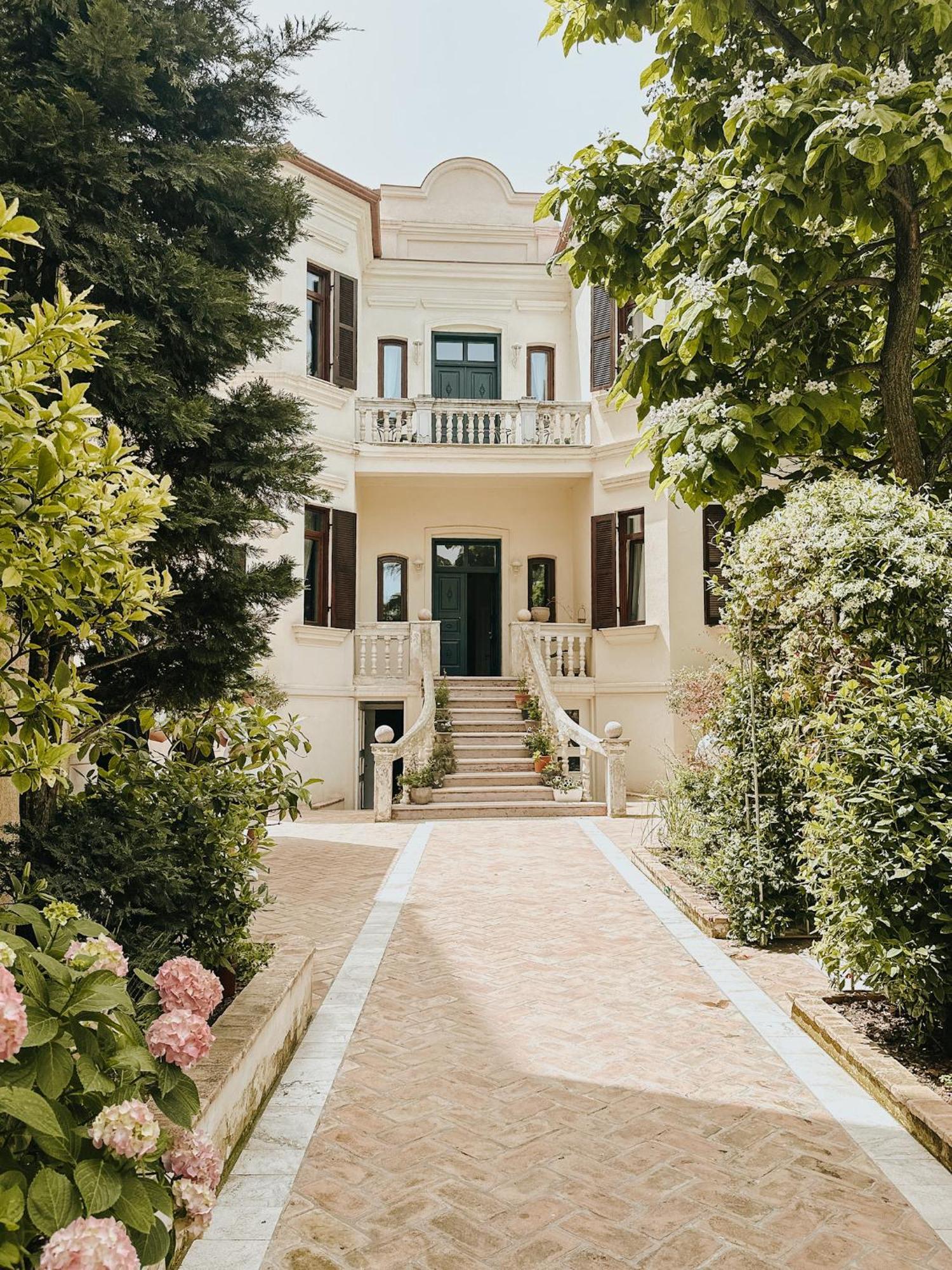 פוגרדץ Seven Cafe & Hotel מראה חיצוני תמונה