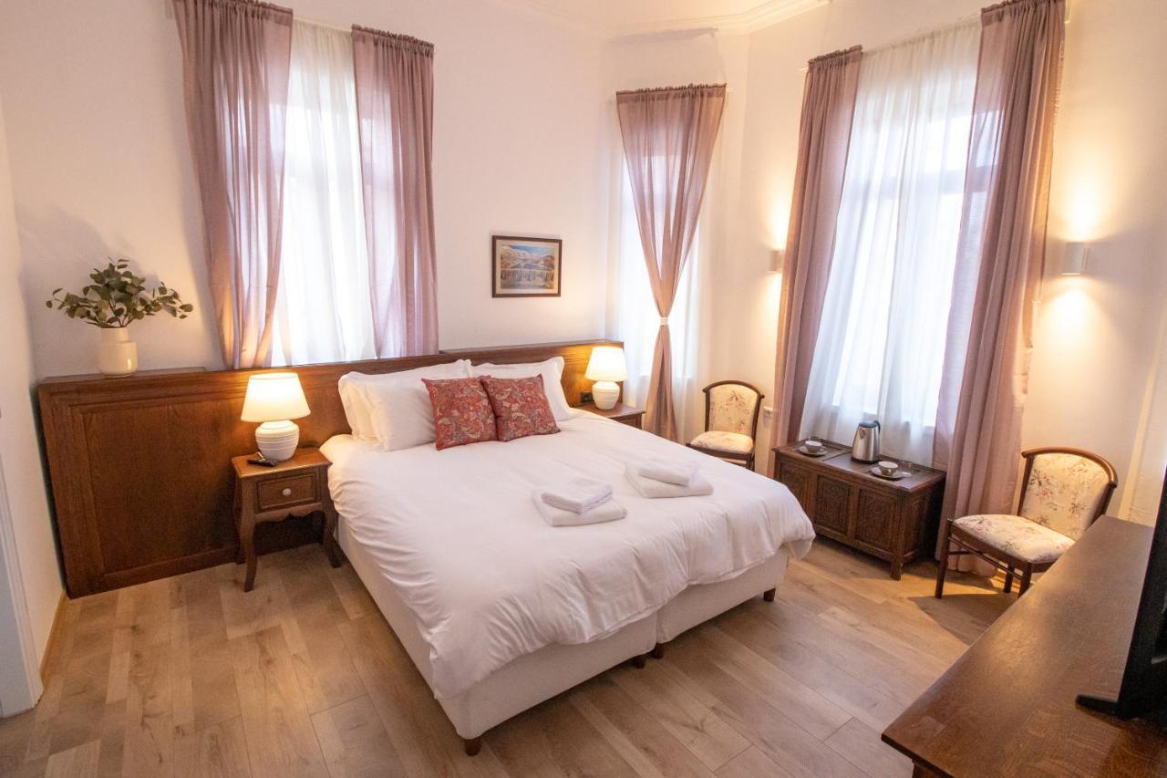 פוגרדץ Seven Cafe & Hotel מראה חיצוני תמונה